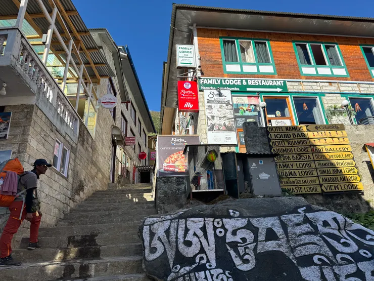 南崎巴札有西式的餐廳和咖啡館