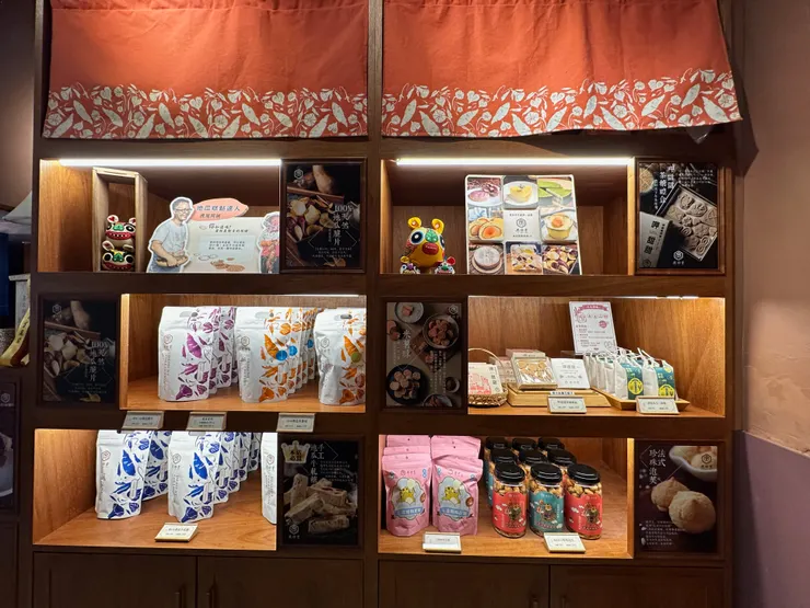 他們家也有很多蕃薯商品，如果想要買伴手禮帶回家的，也很推薦來這裡看看
