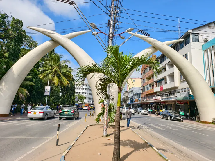 蒙巴薩地標，莫伊大道上的雙象牙拱門，為紀念伊莉莎白女王 1952 年到訪而建。既是地標，為何不把電線、電線桿及擋在前面的椰子樹整理一下呢！