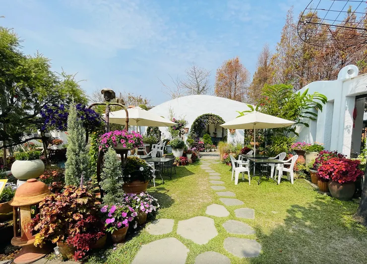 花園區設有提供顧客用餐的地方。