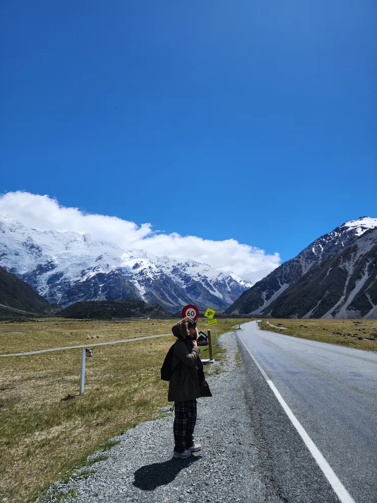 杳無人煙、公路、雪山，如此接近大自然的時刻，最後請Soon幫我記錄與頹廢自由感的公路合照