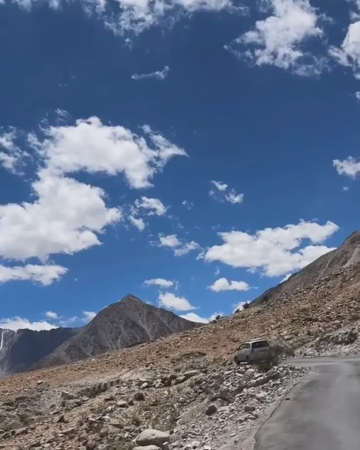 中間幾段有水泥路