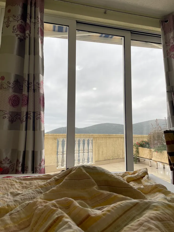 12/12/2023，Budva,Montenegro.  9:00的窗景。