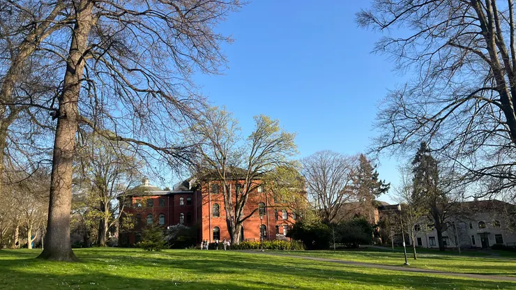 用1928 年獲得普立茲獎 的學者 Vernon L. Parrington命名。