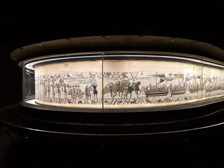 Bayeux Tapestry 創作於11世紀，長70公尺，寬0.5公尺，現今只存62公尺，描述了英國諾曼征服中關鍵的黑斯廷斯之戰。詳情請點連結，帶你去維基條目。圖片來自Bayeux Museum網站。