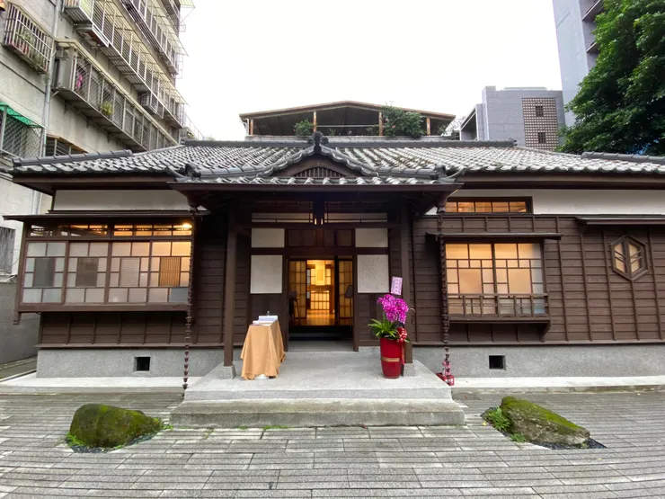 高低不同的出窗設計，右側小房間有造型別致的八角窗