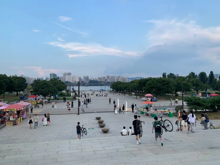 漢江公園人很多，8000韓元可租到一片野餐墊，跟一張小桌子。體驗7-11買泡麵、煮泡麵，必需的。