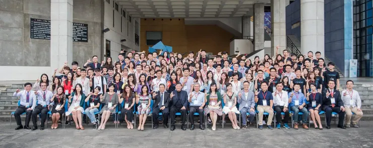 在「元智大學」 和畢業生的合照