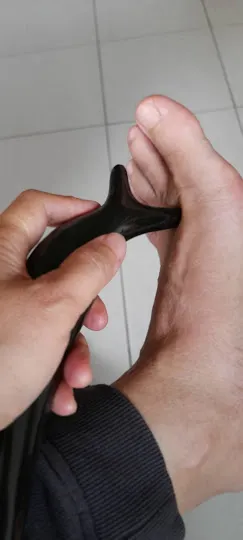 也可以使用工具來按摩腳掌與雙腿