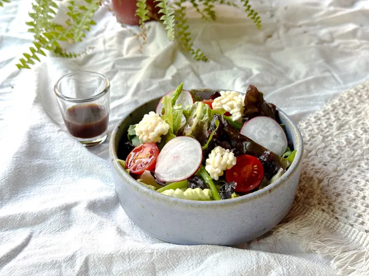 繽紛的大地沙拉，裡面的重點是取代葡萄乾的桂圓肉和有紅烏龍風味的梅子醋