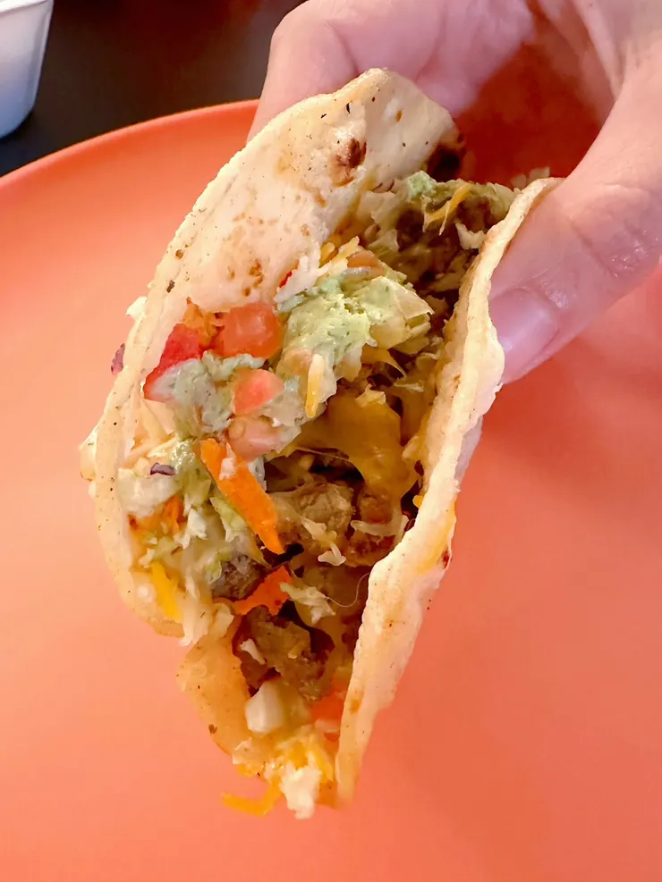 今天的午餐有生菜、蕃茄碎、烤牛肉、起司醬、酪梨醬，混在一起看似雜亂無章的餡料，沒想到意外的好吃！(圖/躲貓貓)