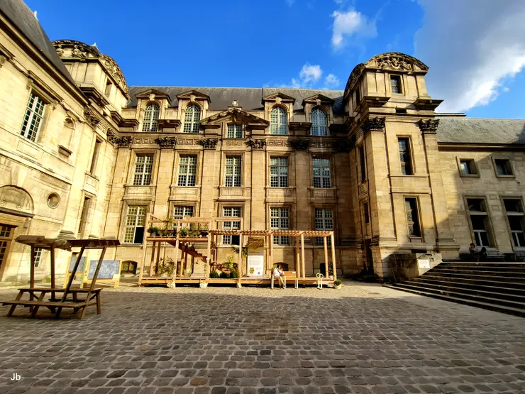 【街頭漫步老建築已看到麻木 没想到歷史圖書館都德曾住！拉穆瓦尼翁宅邸（Hôtel de Lamoignon），建於16世紀末，最初被稱為安古蘭宅邸（Hôtel d'Angoulême），現為巴黎歷史圖書館（Bibliothèque historique de la Ville de Paris），  以文藝復興晚期風格和優雅的庭院聞名。  19世紀曾被分割成公寓、商店和工作室，作家阿爾豐斯·都德（Alphonse Daudet）曾居住於此，不知是否在這裡寫下「最後一堂課」？】