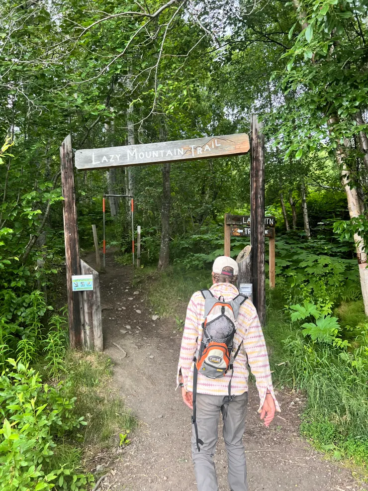 前半段在林蔭中毫無景色，非常考驗意志力。