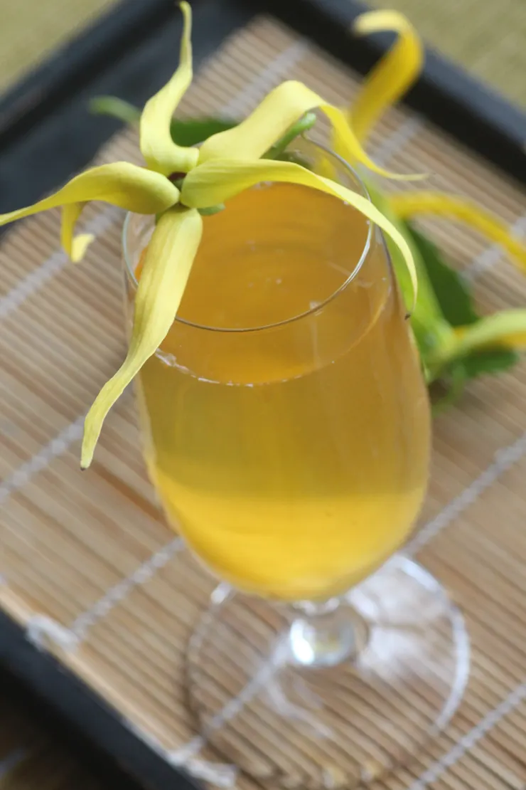 一次煮水果茶的經驗，信手加了新鮮的依蘭花下去，竟發現鳳梨與依蘭是絕配。