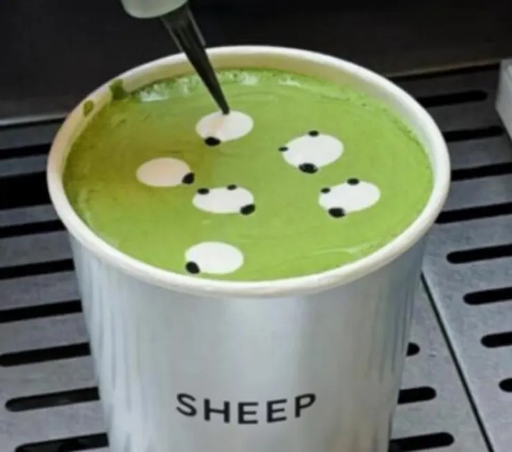 上海知名抹茶店製作超萌的小羊拉花，在社交平台上一夕爆紅，吸引許多外國觀光客前往朝聖。（圖／GROK）