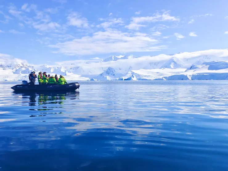 搭乘橡皮艇，穿梭於冰山之間，南極。