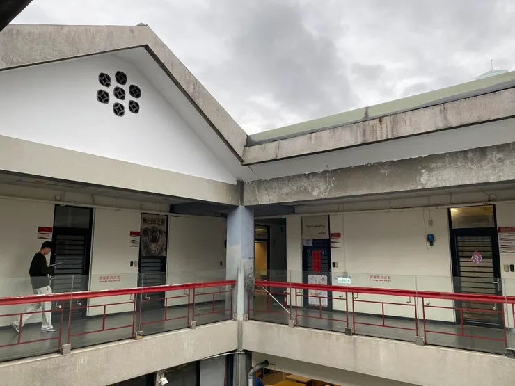 二樓是一個迴廊式的空間，把中國人傳統的合院的內聚性的概念，用在他的集體生活的想像裡面