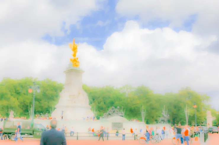 白金漢宮前方的金色雕像一景