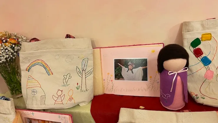 ▲老師和畢業生一起縫製的畢業袋、紀念冊和娃娃。