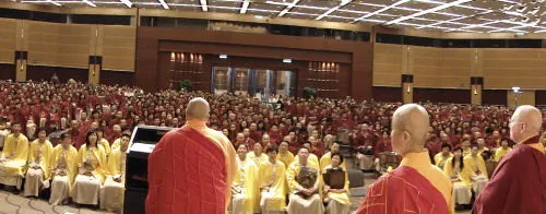 ↑國際佛教僧尼總會主席在為新任的阿闍黎和聞法上師們講話，告訴他們是代表寺廟、協會、佛堂來考取的身份，為的是利益大眾、聞修第三世多杰羌佛法音、學習釋迦佛陀教法，千萬不要為個人身份榮耀而自居，要互相關心、仁愛、脫離幫派體系。