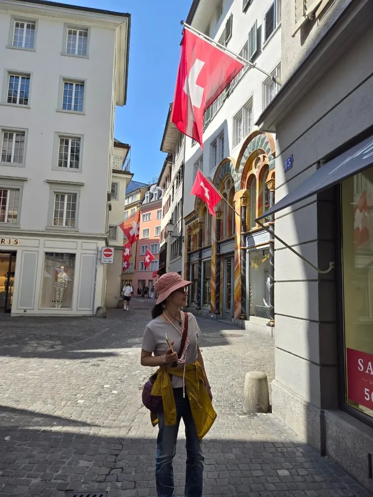 我常不自覺停在櫥窗外，看著標價心中換算...... (兒子視角)