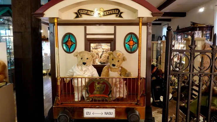 在火車上舉行婚禮派對的泰迪熊新婚夫婦。