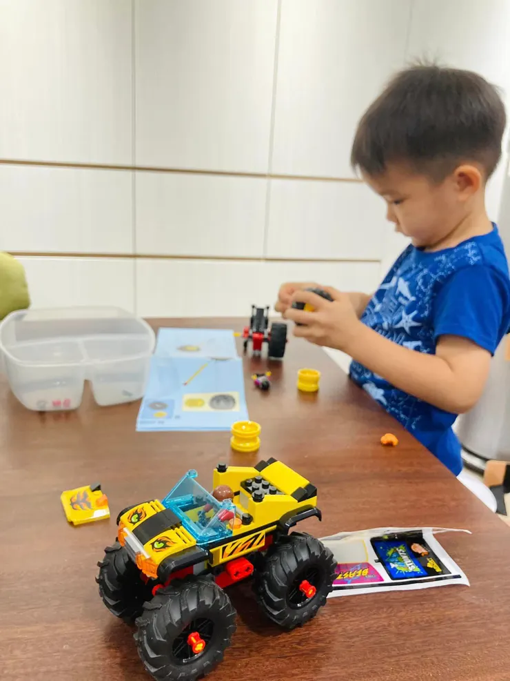 玩樂高的孩子很迷人。 三歲半