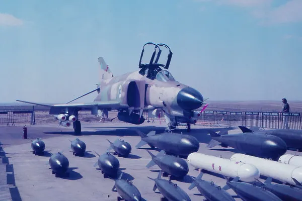 幽靈除了速度、酬載與超視距作戰能力外，航電也是其重要亮點，先進的雷達告警設備結合雙座設計，帶來優越的態勢感知能力；完善的導航與轟炸計算設備，也大幅提高對地攻擊效率與精度，這讓幽靈成為以色列少數適合與蘇聯防空系統正面衝突的戰機。幽靈的缺點除了價格與後勤外，以色列還認為機上過多重要設備集中在機腹，在低空對地攻擊時受到不算重的損傷也可能因此墜毀。1969年11月17日，在一次對雷達的轟炸任務中一架幽靈遭到地面火力擊中邊界層控制系統的液壓管線，在以色列控制區墜毀，但以色列隱瞞了這次事件，以便在中東維持幽靈的不敗神話 - 至少是直到隔年6月30日。