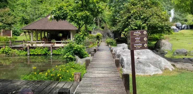 沿著指示就可以到溫泉屋