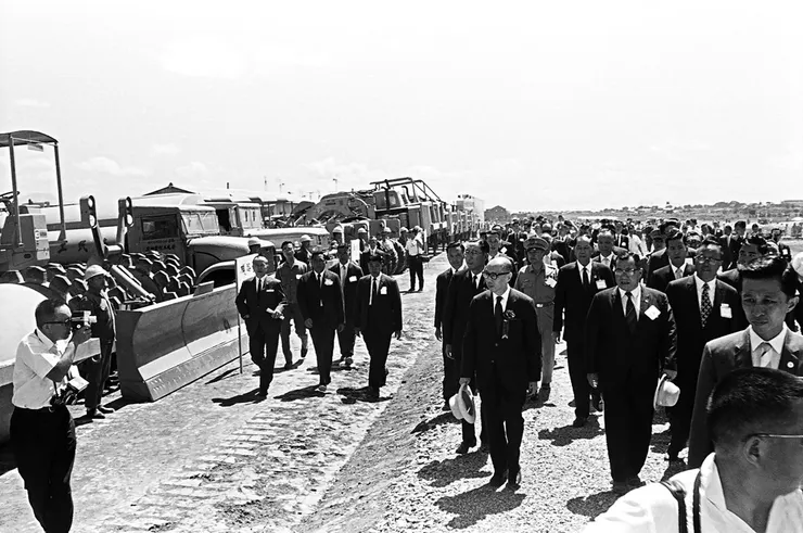 圖12 副總統嚴家淦巡視各項機具與施工人員 案名：交通建設、食品工業 檔號：0051/0067/1 來源機關：行政院新聞局 管有機關：國家發展委員會檔案管理局