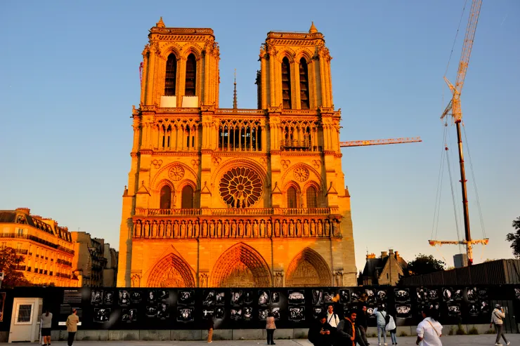 【雙塔猶自矗立斜陽染上玫瑰色澤！整修中的巴黎聖母院。】