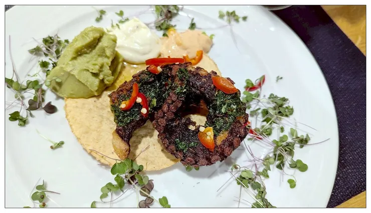 這個應該是前菜, 燒烤章魚嗎?