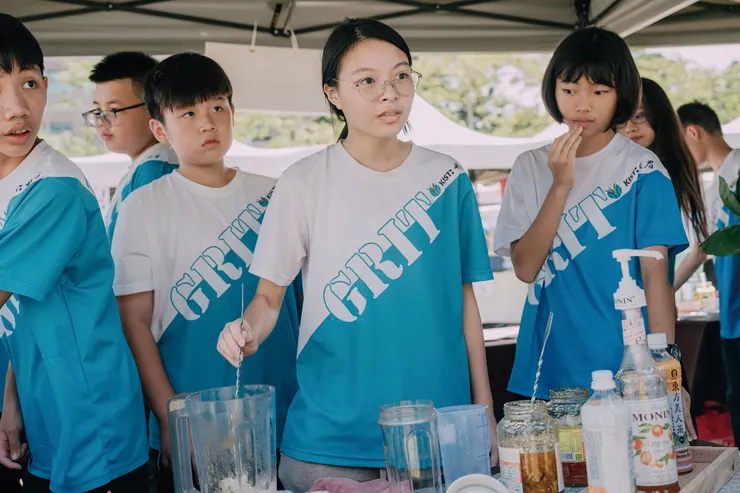 ▲峨眉國中的同學們自主規劃攤位，並自信地與消費者互動。