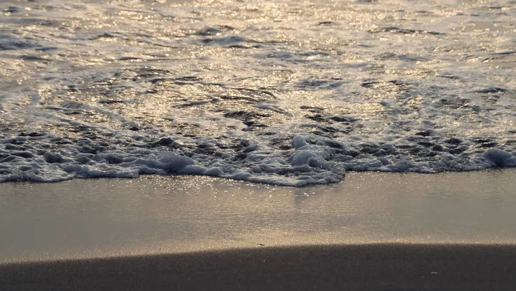 旗津海邊，夕陽與浪花／攝影：Althea