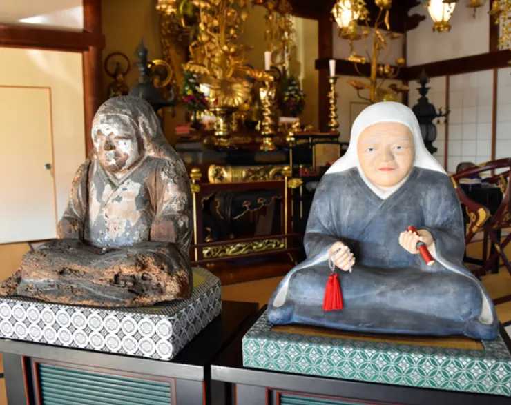 「傳北條政子坐像」（左）與3D列印製作的政子像。