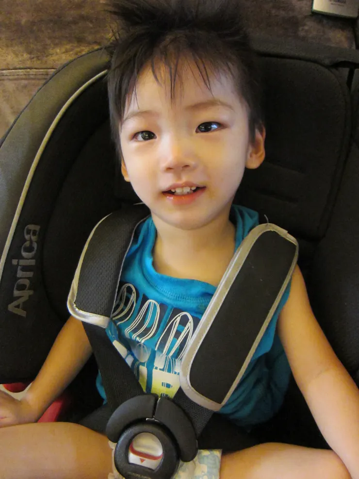 20130809兩歲兩個月必須靠汽車座椅才能擺位坐好。
