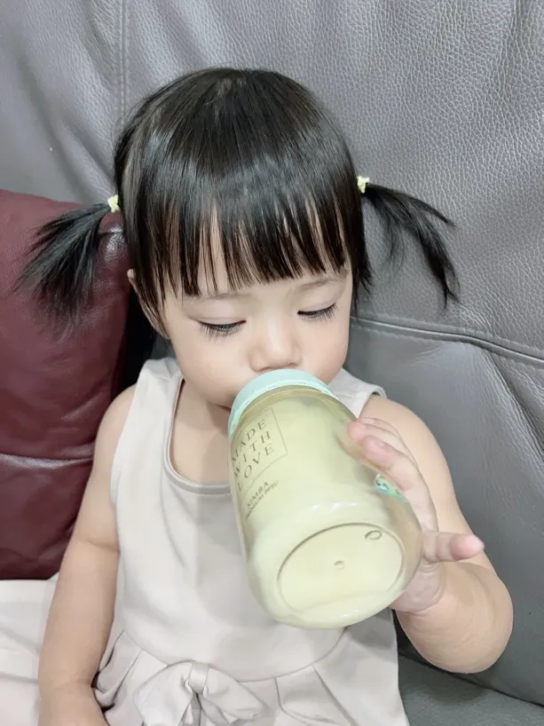 我家寶貝改喝A2奶粉之後，營養吸收很快，也幾乎沒有因為腸胃敏感不適在哭鬧了。