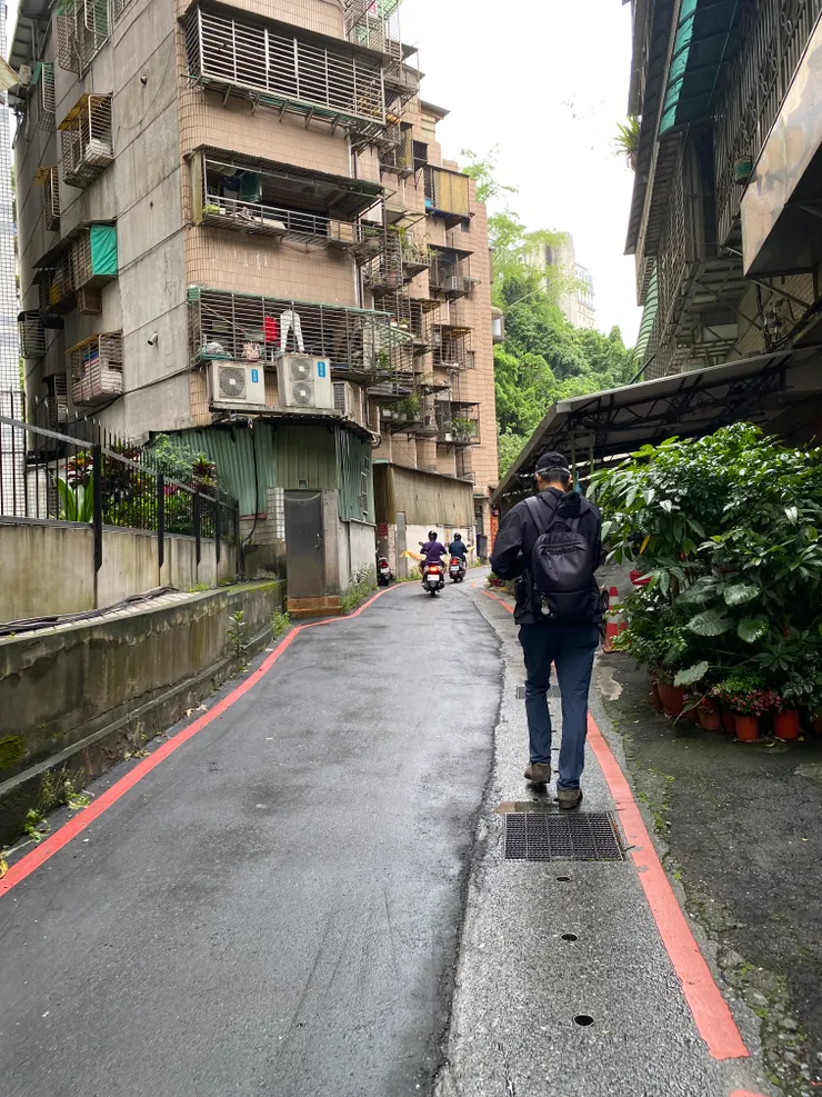 道路旁的折角建築,亦是水文密碼,可得知這裡從前是河道
