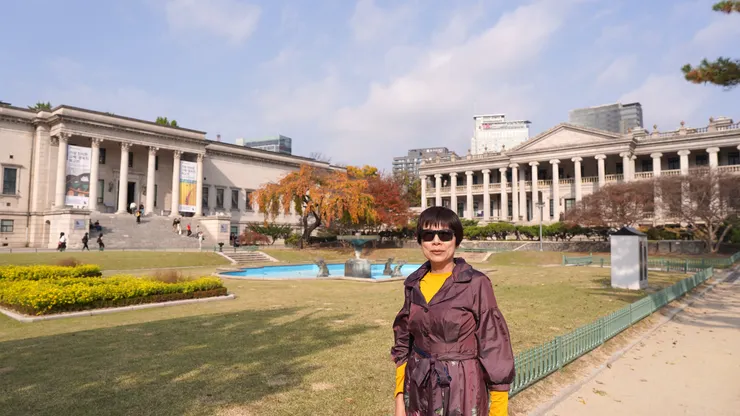 石造殿大韓帝國時期的西式建築，共有三層樓。西側別殿現為美術館。