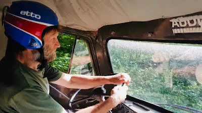 有看過開汽車的駕駛在戴安全帽嗎？