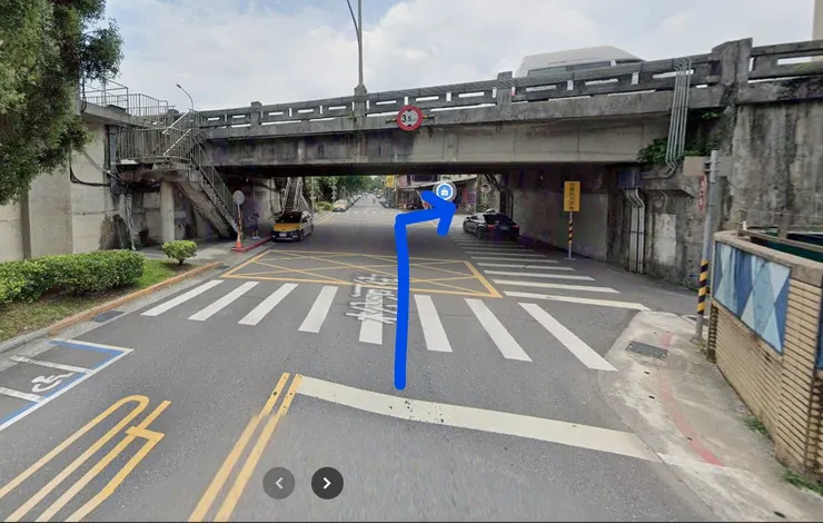 過成美橋下方涵洞後右轉