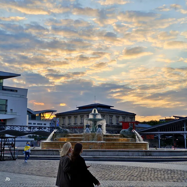 【民宿報到還車抵愛樂廳正當黃昏 拉維耶特公園噴泉綠道聽眾集結！努比亞獅子噴泉（Fontaine aux Lions de Nubie）。】