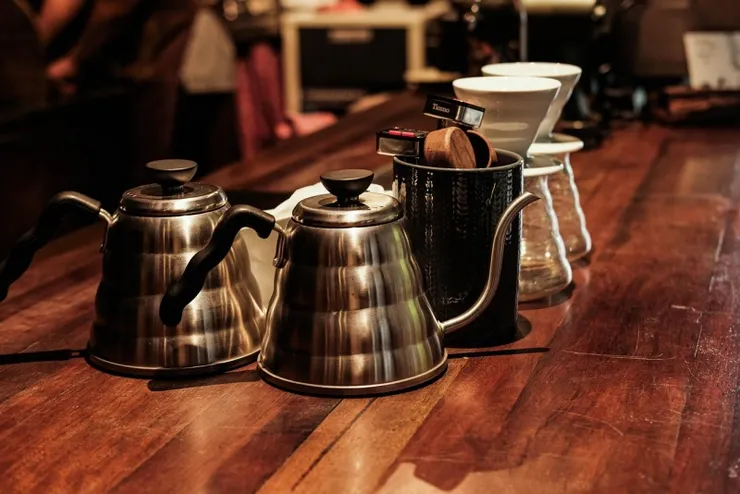 本文將引導你一步步看懂 SCAA 咖啡風味輪，從有意識地品嚐到建立風味記憶，讓你不再只是「覺得好喝」，而能說出「為什麼好喝」。