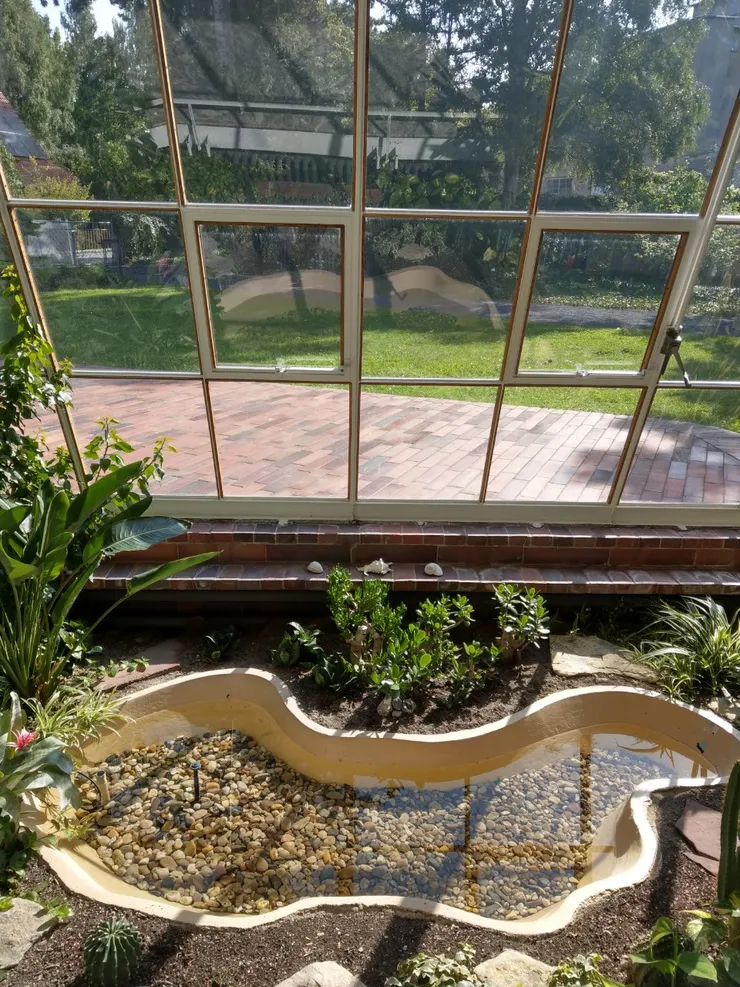 溫室多樣的植栽與大面積開窗