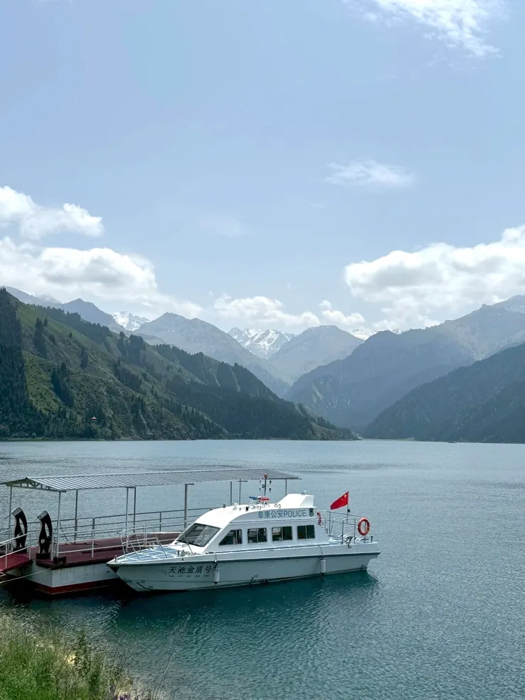 天池自古是絲綢之路北道的驛站，亦是清代皇帝西巡或征討部族時的駐地，現代的我們可以乘船遊湖，來感受天池之美