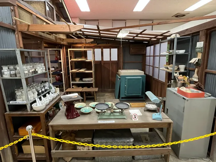 第二間房間，有釉藥和電窯