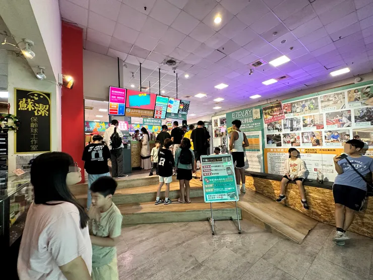 售票處理速度滿快的，剛來時一排人龍沒多久就解體了