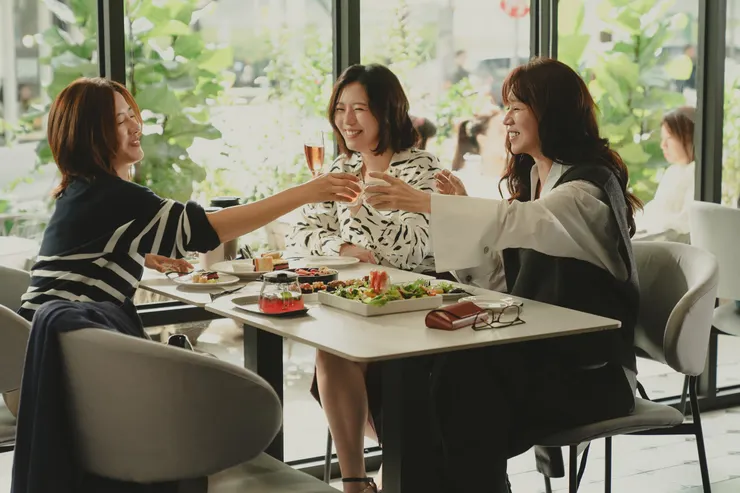 女性情誼與中年女子的人生圖像，是全劇描寫重心之一（劇照取自Netflix）