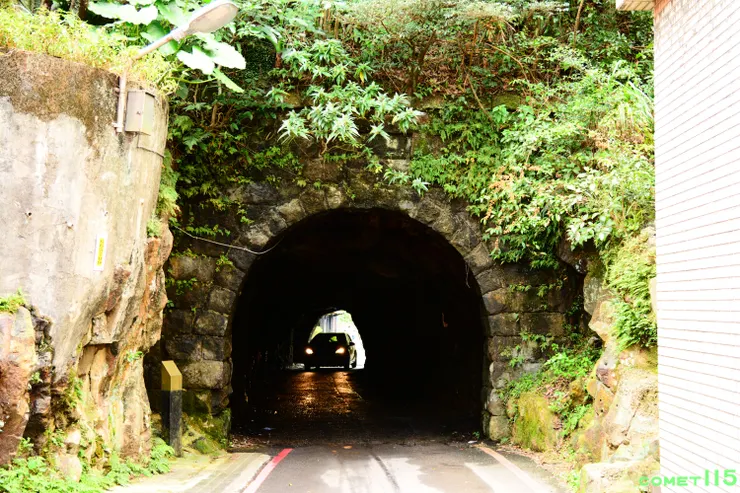 輕便路上的隧道狹小只能容許一輛車通行