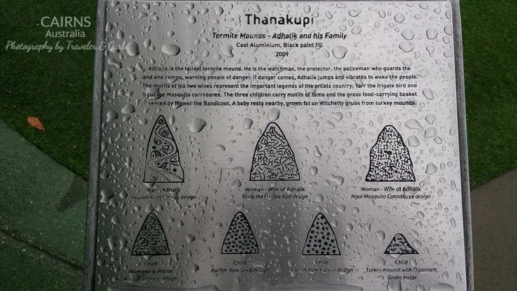 裝置藝術上的解說牌，還下著小雨